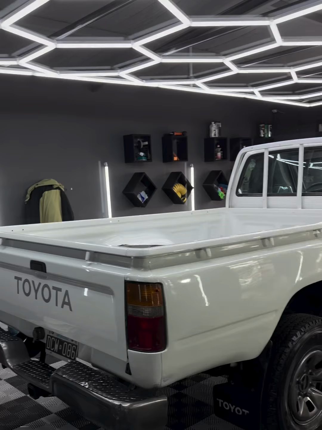 Hilux reacondicionada en el salón de DF1