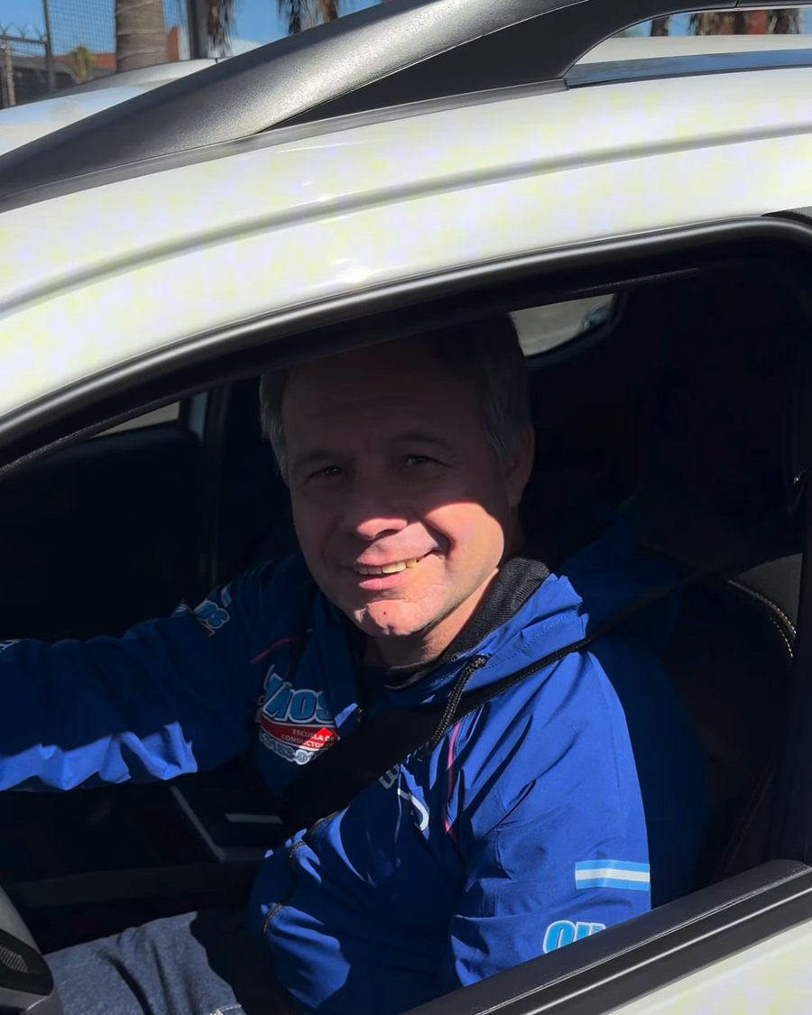 Alejandro en el Fiat Mobi para su escuela de manejo