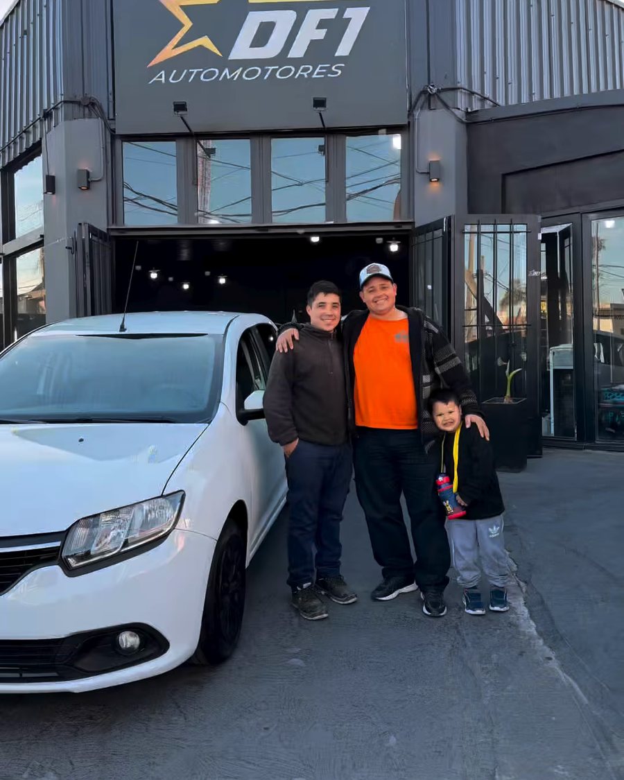 Ismael con su Renault Logan
