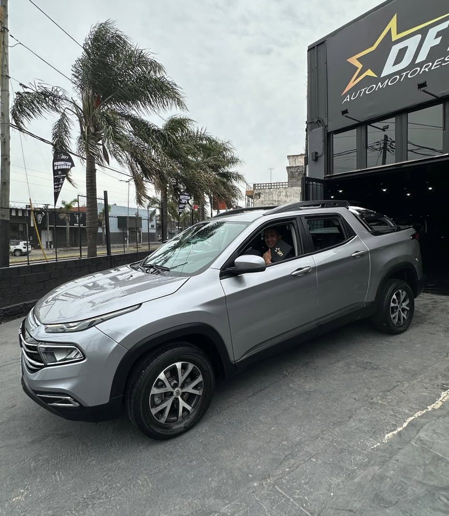 Sergio en su Fiat Toro frente a DF1
