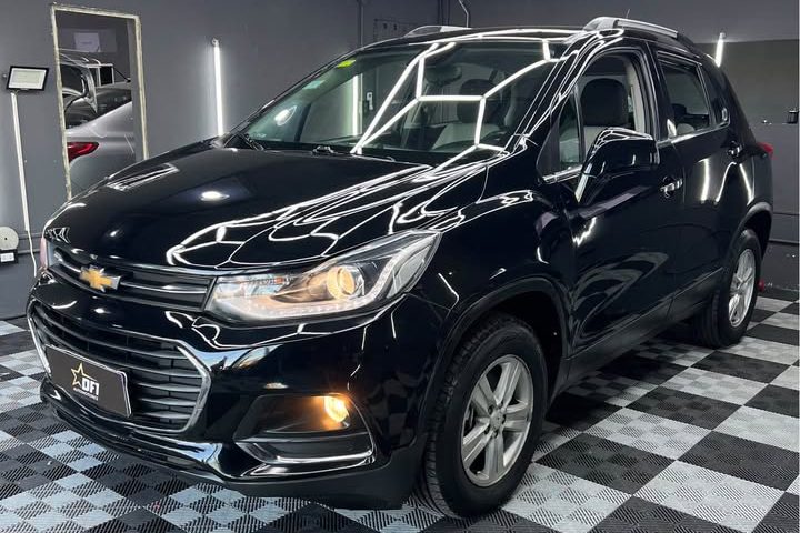 Chevrolet Tracker negra en el salón de DF1