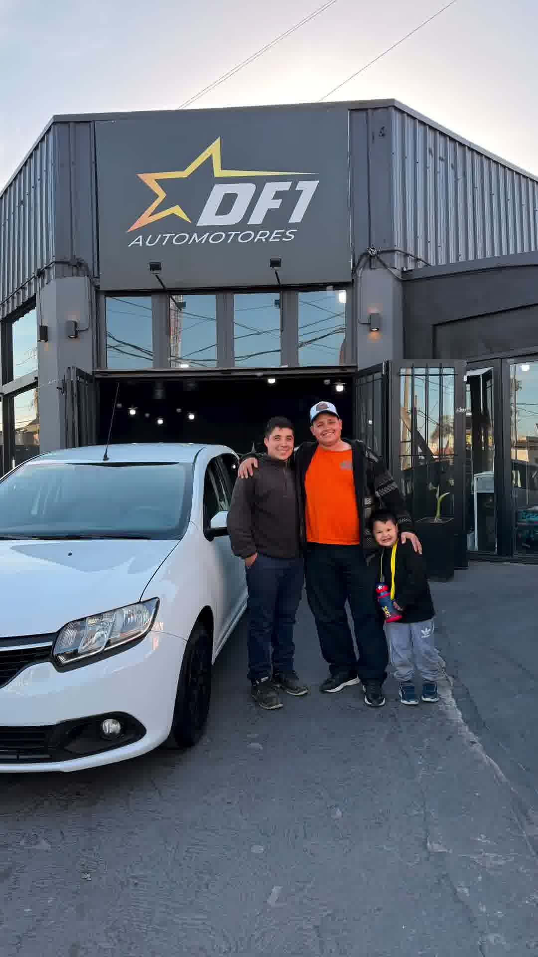 Una familia recibiendo su auto en la puerta de DF1