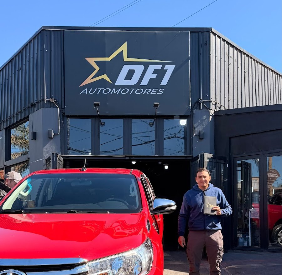 Entrega de una Toyota Hilux roja en la puerta de DF1